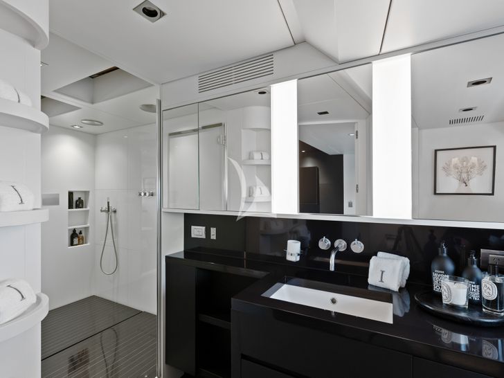 IMPULSIVE Mondomarine 40m - master cabin bathroom IMPULSIVE Mondomarine 40m - master cabin bathroom