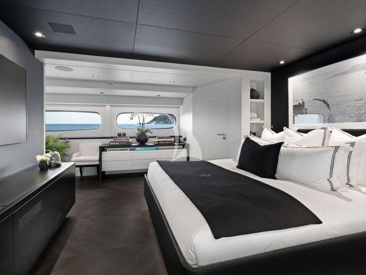 IMPULSIVE Mondomarine 40m - master cabin bed IMPULSIVE Mondomarine 40m - master cabin bed