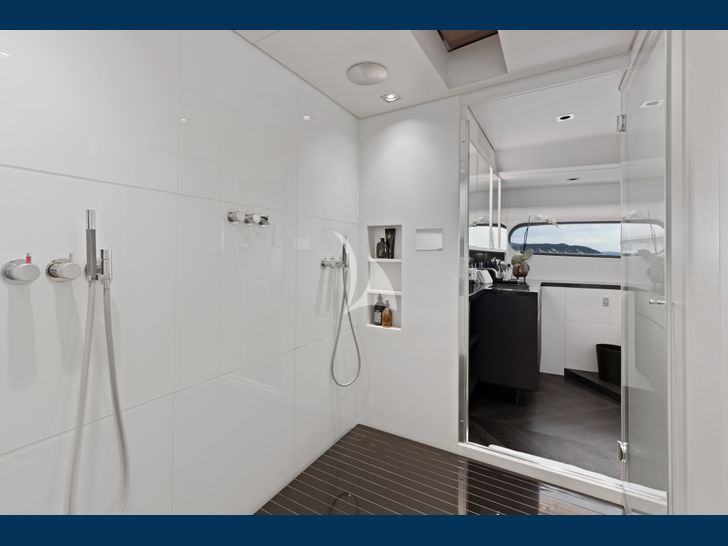 IMPULSIVE Mondomarine 40m master cabin shower area