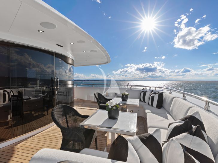 IMPULSIVE Mondomarine 40m - sky deck aft lounge IMPULSIVE Mondomarine 40m - sky deck aft lounge