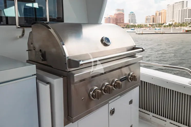 Charter Yacht INDY - Hatteras 85 - 4 Cabins - Newport - Martha’s Vineyard - Nantucket - New England