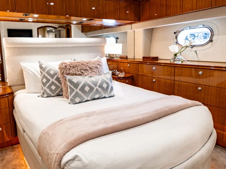 INDY Hatteras 85 VIP cabin 1 INDY Hatteras 85 VIP cabin 1