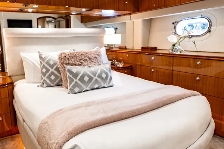 Charter Yacht INDY - Hatteras 85 - 4 Cabins - Newport - Martha’s Vineyard - Nantucket - New England