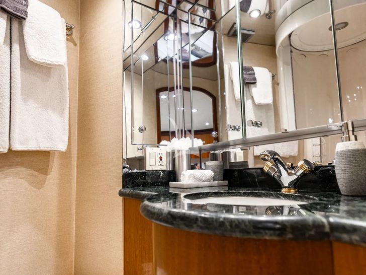 INDY Hatteras 85 VIP cabin 2 bathroom INDY Hatteras 85 VIP cabin 2 bathroom