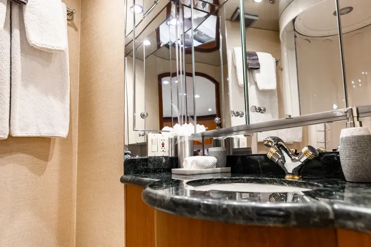 Charter Yacht INDY - Hatteras 85 - 4 Cabins - Newport - Martha’s Vineyard - Nantucket - New England