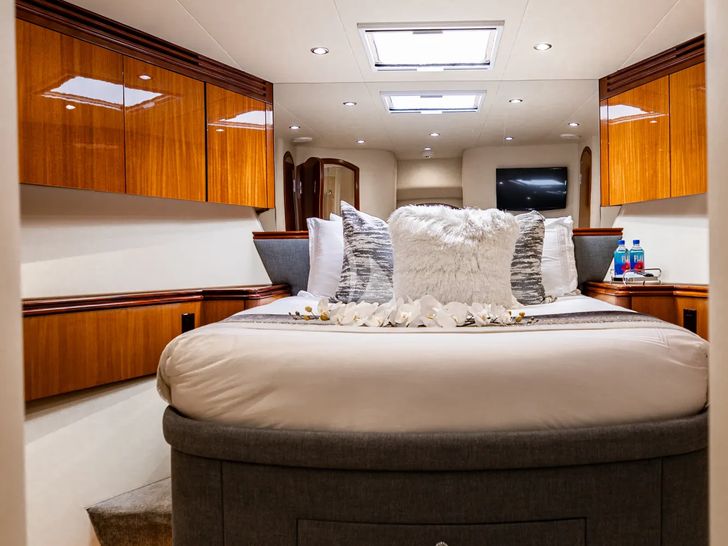 INDY Hatteras 85 VIP cabin 2 INDY Hatteras 85 VIP cabin 2