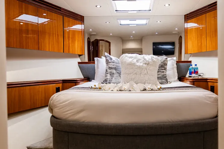 Charter Yacht INDY - Hatteras 85 - 4 Cabins - Newport - Martha’s Vineyard - Nantucket - New England