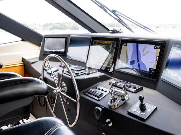 INDY Hatteras 85 cockpit INDY Hatteras 85 cockpit