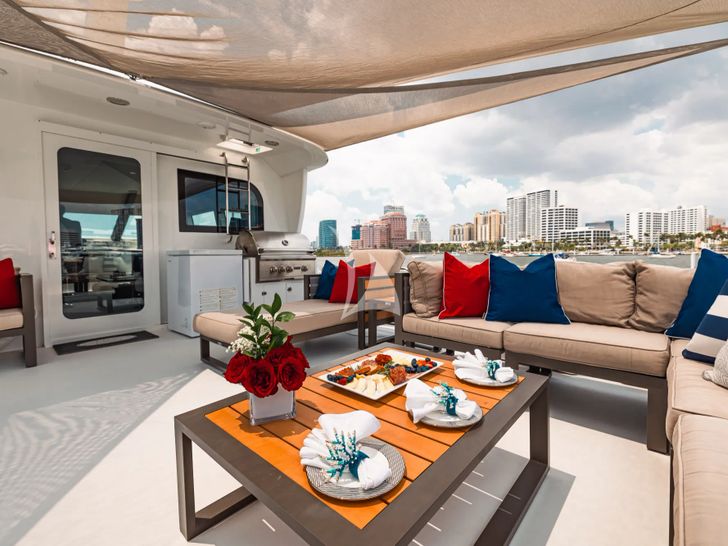 INDY Hatteras 85 flybridge aft INDY Hatteras 85 flybridge aft