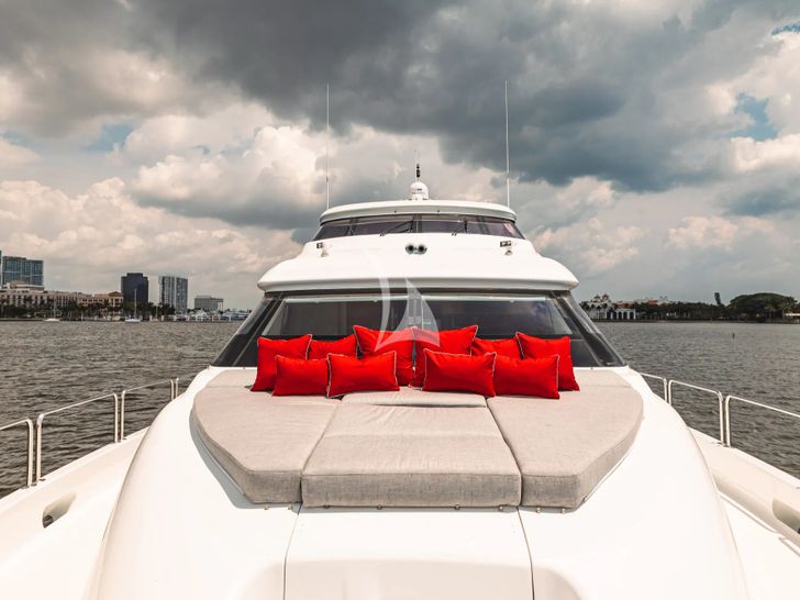 INDY Hatteras 85 foredeck INDY Hatteras 85 foredeck
