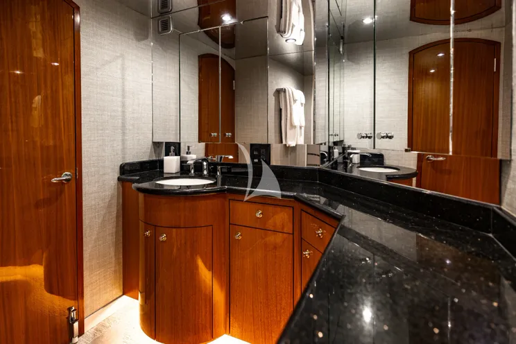 Charter Yacht INDY - Hatteras 85 - 4 Cabins - Newport - Martha’s Vineyard - Nantucket - New England