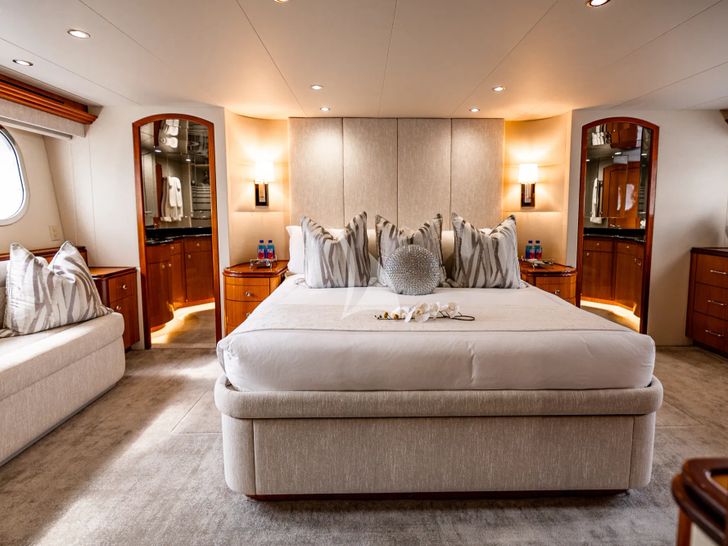 INDY Hatteras 85 master cabin INDY Hatteras 85 master cabin