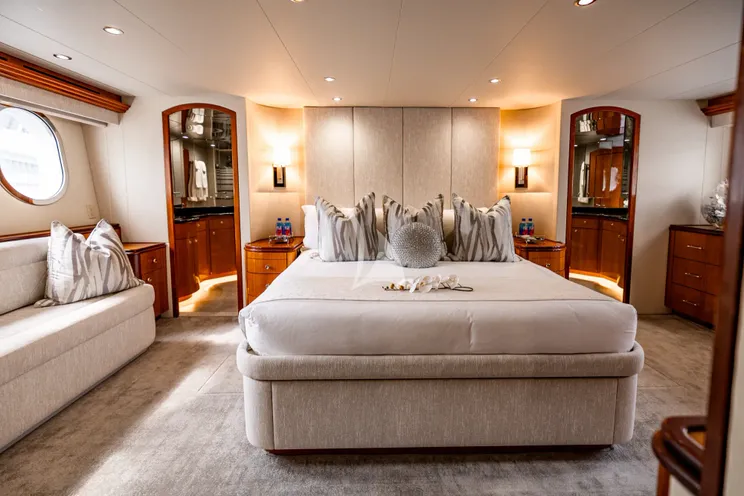 Charter Yacht INDY - Hatteras 85 - 4 Cabins - Newport - Martha’s Vineyard - Nantucket - New England