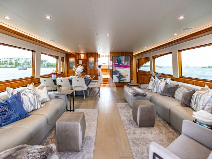 INDY Hatteras 85 saloon INDY Hatteras 85 saloon