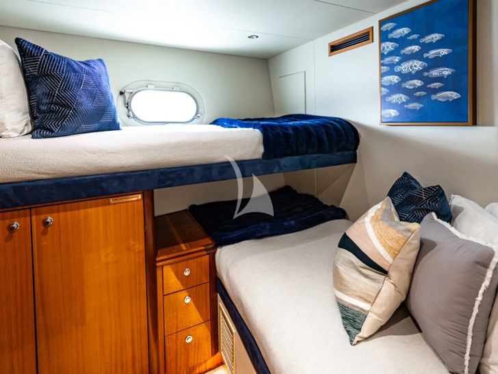 INDY Hatteras 85 twin cabin INDY Hatteras 85 twin cabin