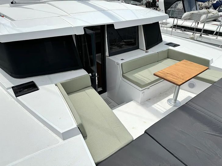 INFINITY Bali 4.2 - foredeck INFINITY Bali 4.2 - foredeck