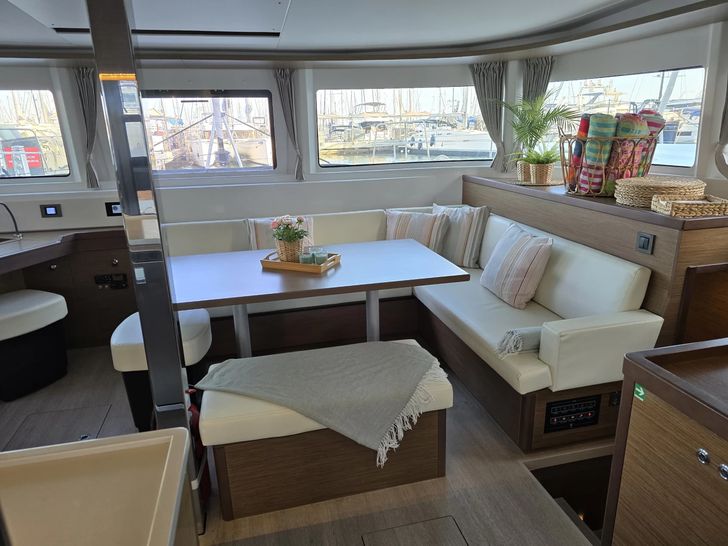 INNPRO Lagoon 46 - saloon INNPRO Lagoon 46 - saloon