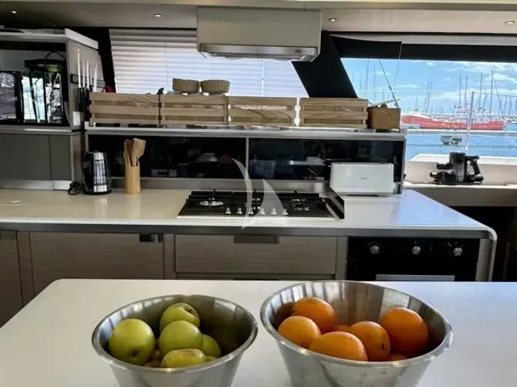 INSPIRANTE Fountaine Pajot Alegria 67 - galley INSPIRANTE Fountaine Pajot Alegria 67 - galley
