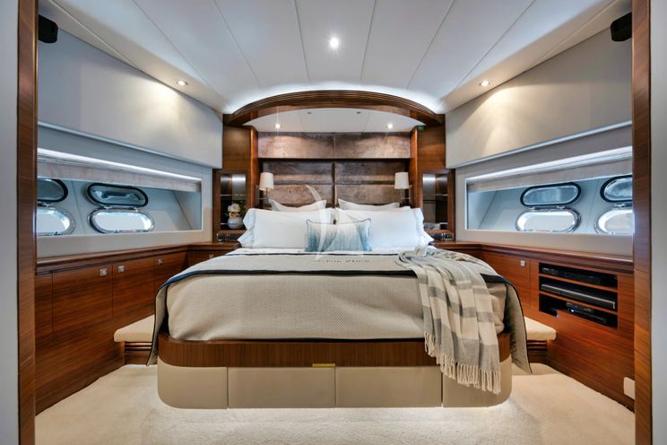 Charter Yacht IN THE ZONE - Horizon P110 - 4 Cabins - Newport - Nantucket - Martha`s Vineyard - New England - USA