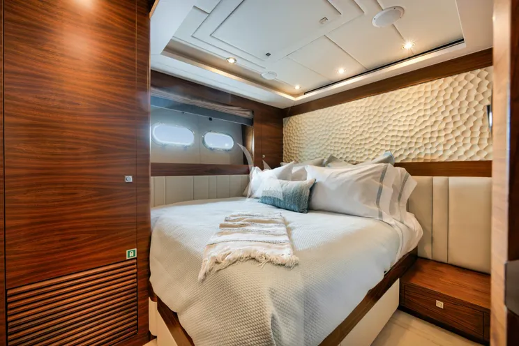 Charter Yacht IN THE ZONE - Horizon P110 - 4 Cabins - Newport - Nantucket - Martha`s Vineyard - New England - USA