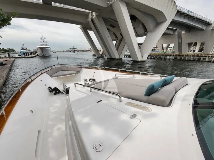 IN THE ZONE Horizon P110 - foredeck bronzing area IN THE ZONE Horizon P110 - foredeck bronzing area