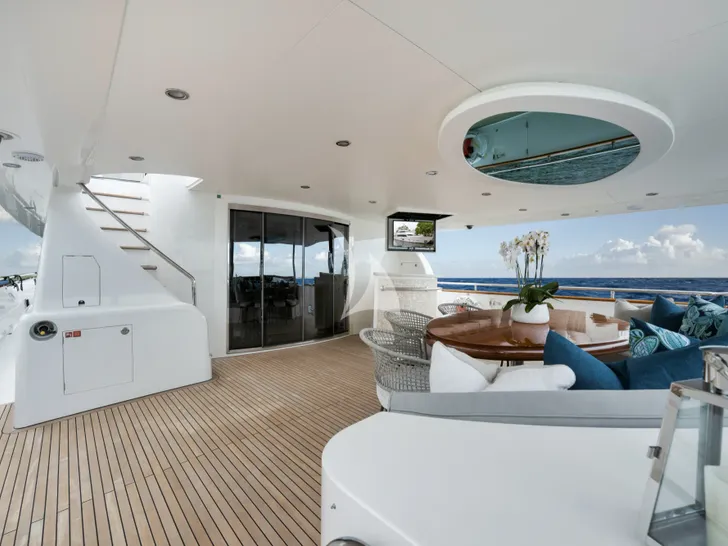 IN THE ZONE Horizon P110 - main aft deck lounging and dining area IN THE ZONE Horizon P110 - main aft deck lounging and dining area