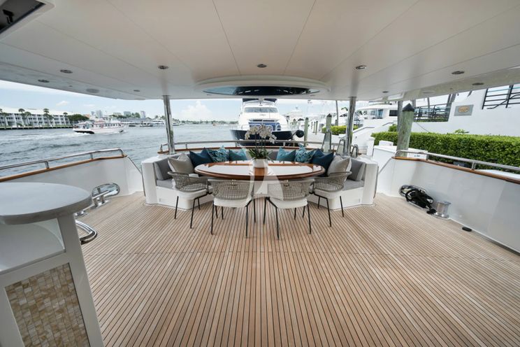 Charter Yacht IN THE ZONE - Horizon P110 - 4 Cabins - Newport - Nantucket - Martha`s Vineyard - New England - USA