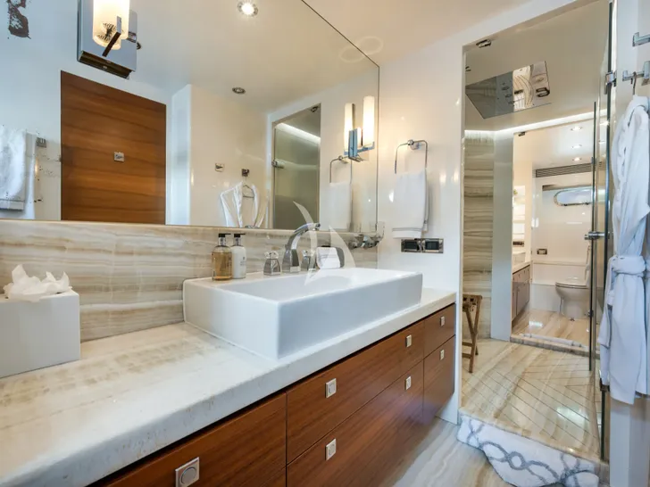 IN THE ZONE Horizon P110 - master cabin bathroom IN THE ZONE Horizon P110 - master cabin bathroom