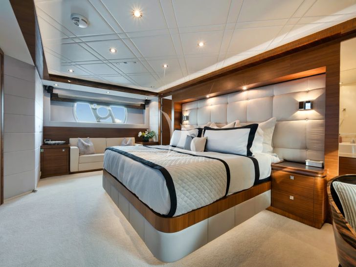 IN THE ZONE Horizon P110 - master cabin bed and couch IN THE ZONE Horizon P110 - master cabin bed and couch