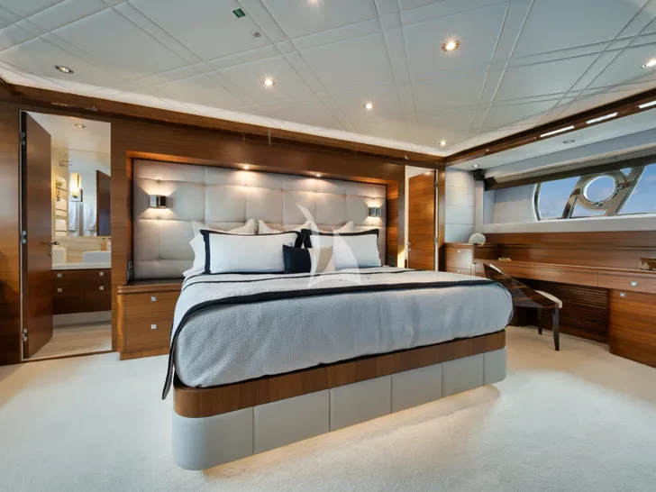 IN THE ZONE Horizon P110 - master cabin IN THE ZONE Horizon P110 - master cabin
