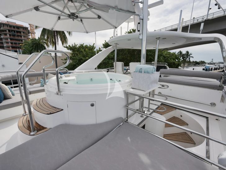 IN THE ZONE Horizon P110 - sun deck sun beds and jacuzzi IN THE ZONE Horizon P110 - sun deck sun beds and jacuzzi