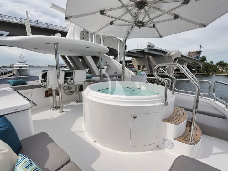 IN THE ZONE Horizon P110 - sundeck jacuzzi IN THE ZONE Horizon P110 - sundeck jacuzzi