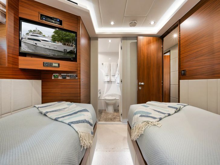 IN THE ZONE Horizon P110 - twin cabin TV IN THE ZONE Horizon P110 - twin cabin TV