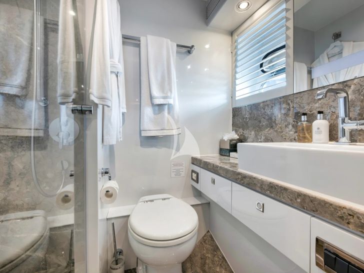 IN THE ZONE Horizon P110 - twin cabin bathroom IN THE ZONE Horizon P110 - twin cabin bathroom