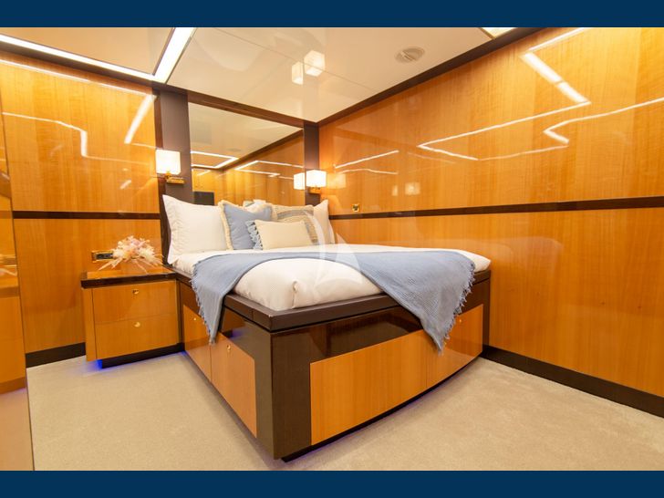 INTRIGUE Jade yacht 28m VIP cabin