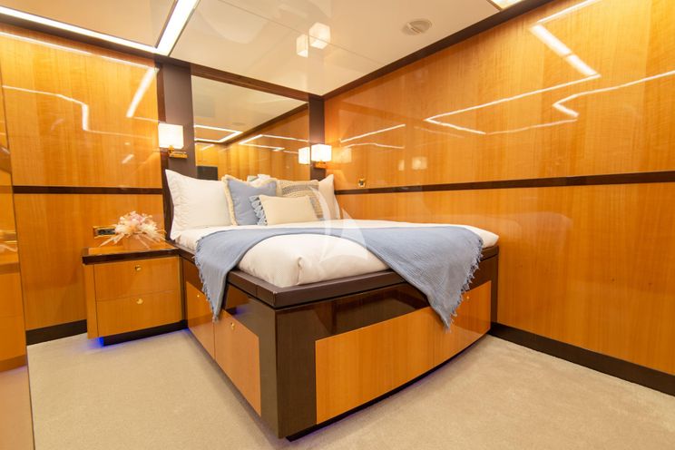 Charter Yacht INTRIGUE - Jade Yacht 28m - 4 Cabins - Airlie Beach - Sydney - Whitsunday Islands - East Coast Australia