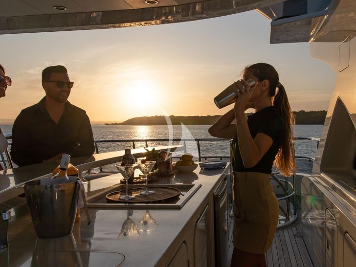 INTRIGUE Jade yacht 28m flybridge minibar INTRIGUE Jade yacht 28m flybridge minibar