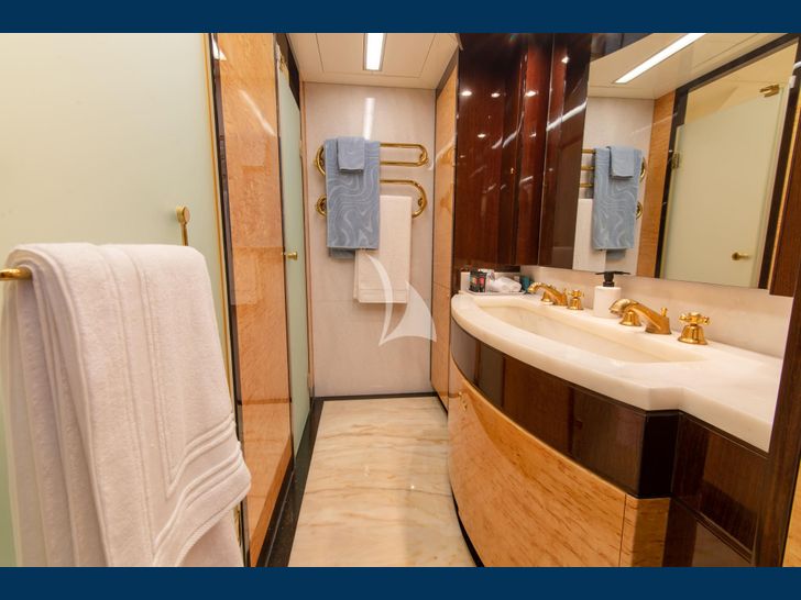 INTRIGUE Jade yacht 28m master cabin bathroom