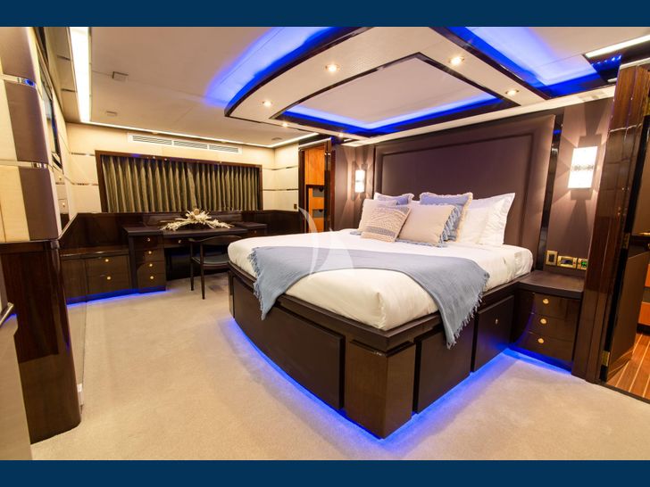 INTRIGUE Jade yacht 28m master cabin wide view