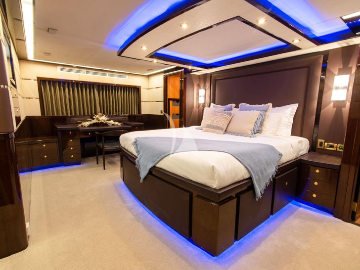 INTRIGUE Jade yacht 28m master cabin wide view INTRIGUE Jade yacht 28m master cabin wide view