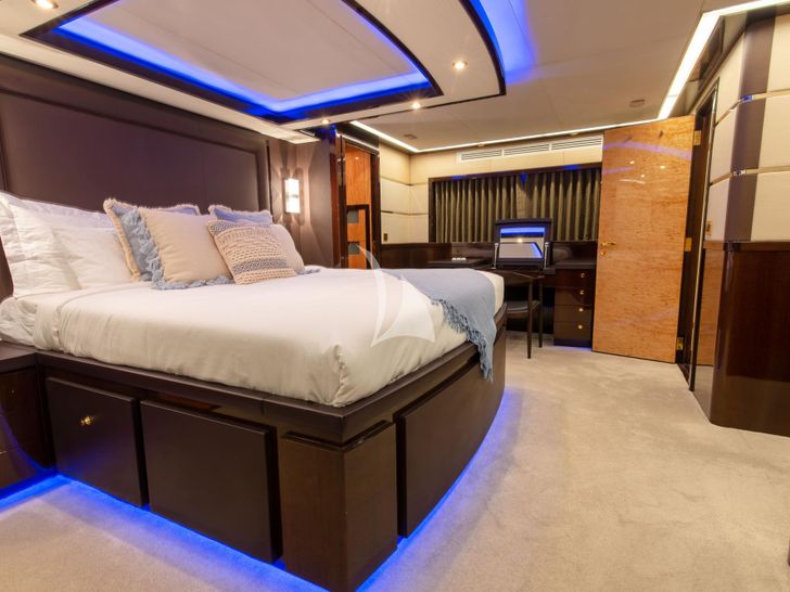 INTRIGUE Jade yacht 28m master cabin INTRIGUE Jade yacht 28m master cabin
