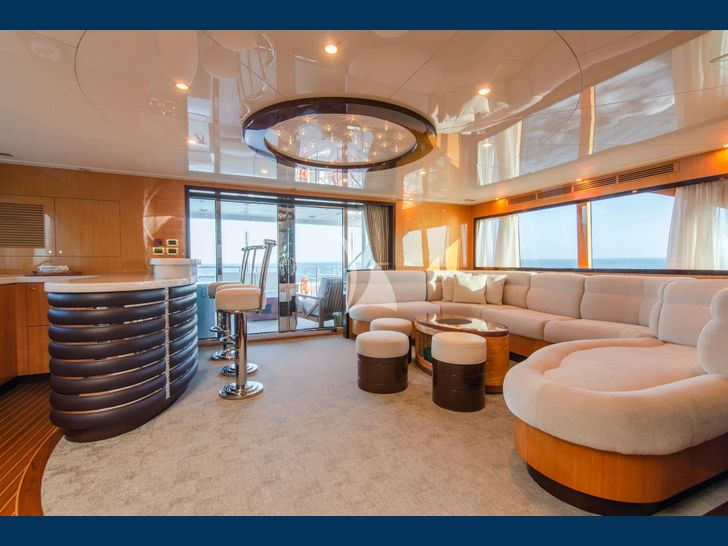 INTRIGUE Jade yacht 28m saloon with minibar