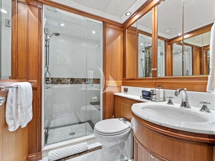 INVICTUS Palmer Johnson 123 - VIP cabin 2 bathroom INVICTUS Palmer Johnson 123 - VIP cabin 2 bathroom