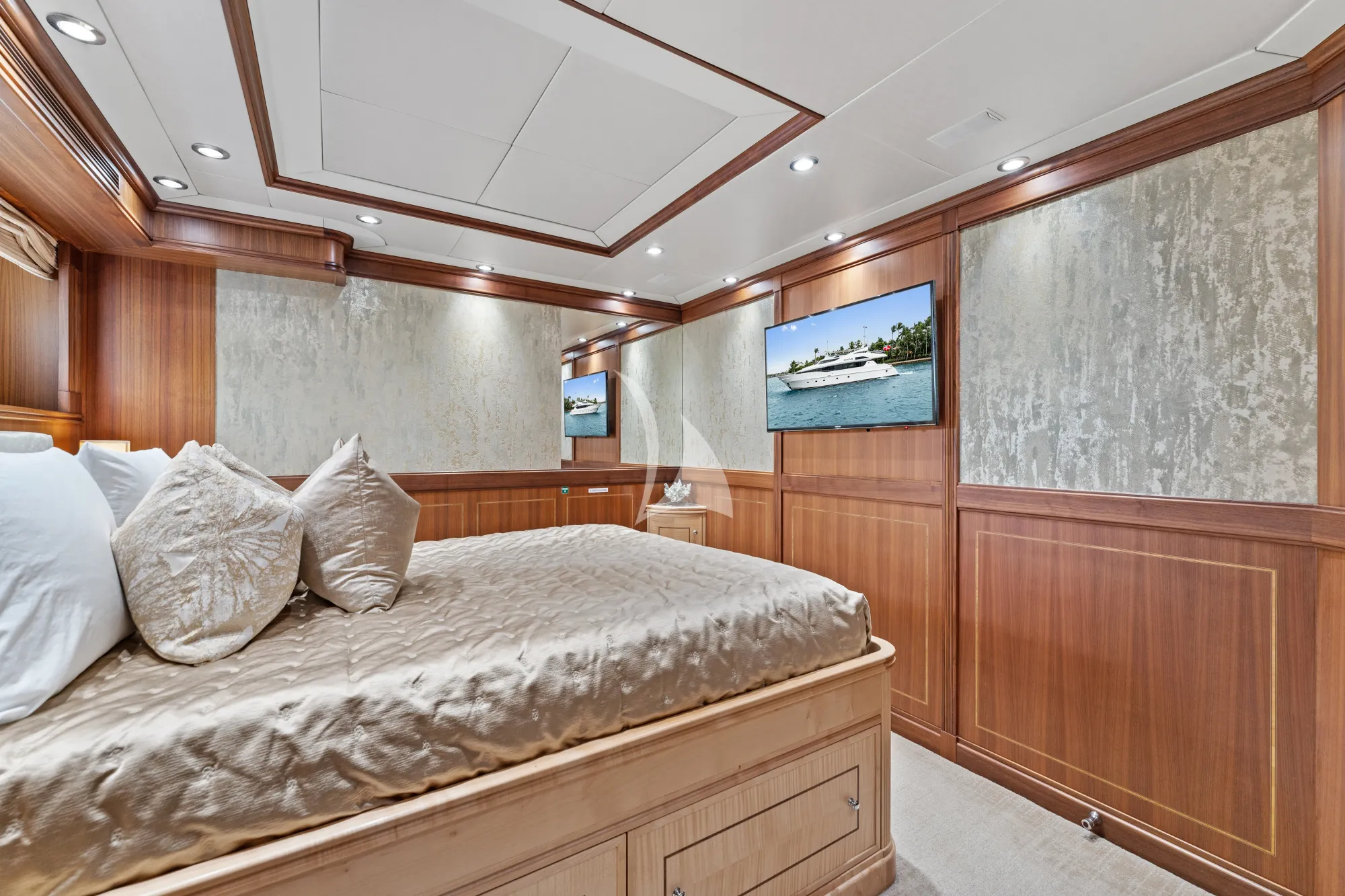 INVICTUS Palmer Johnson 123 - VIP cabin 2