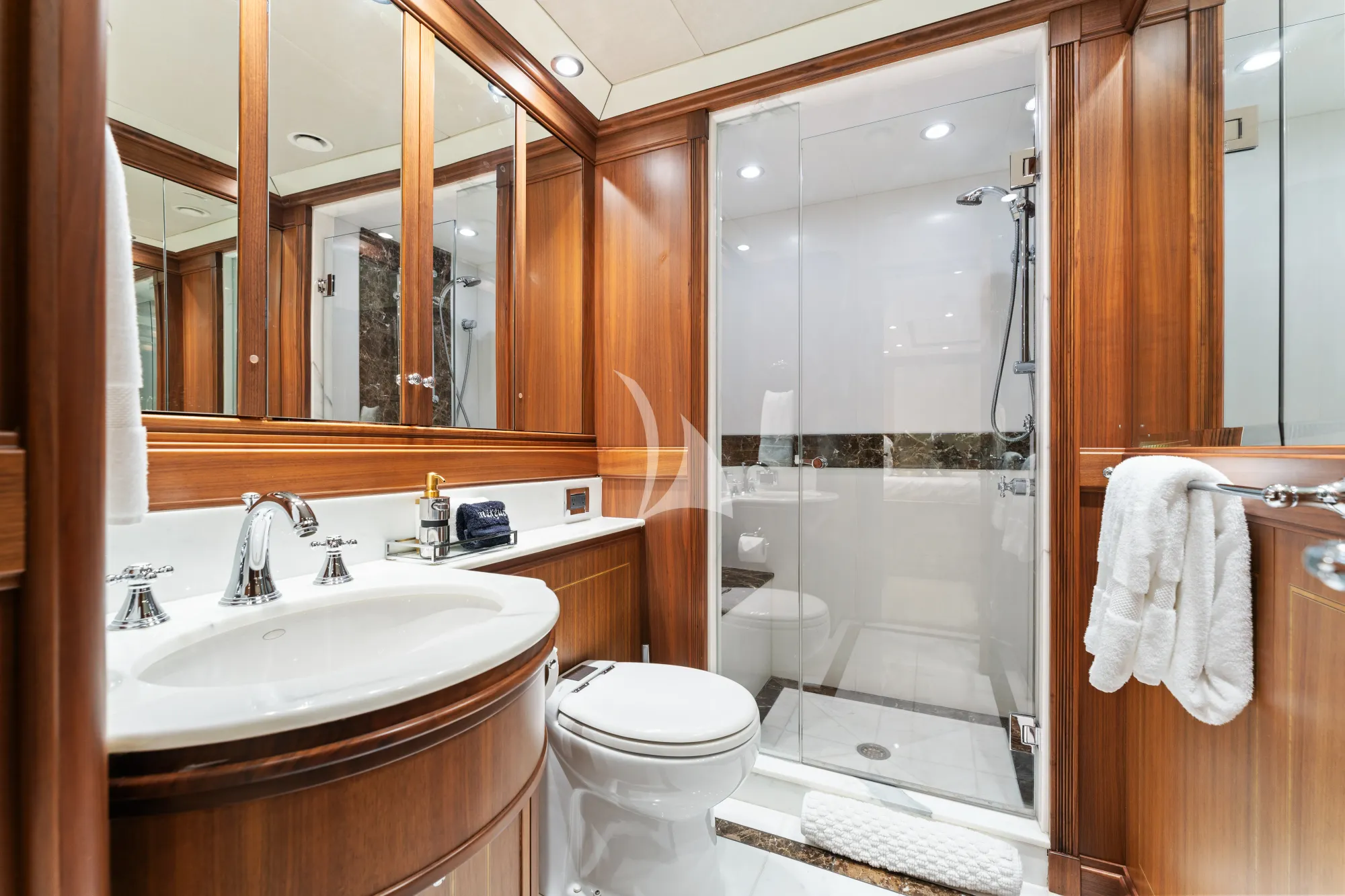 INVICTUS Palmer Johnson 123 - VIP cabin 3 bathroom