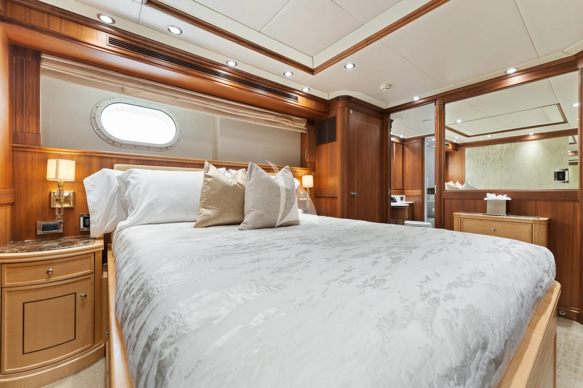 INVICTUS Palmer Johnson 123 - VIP cabin 3