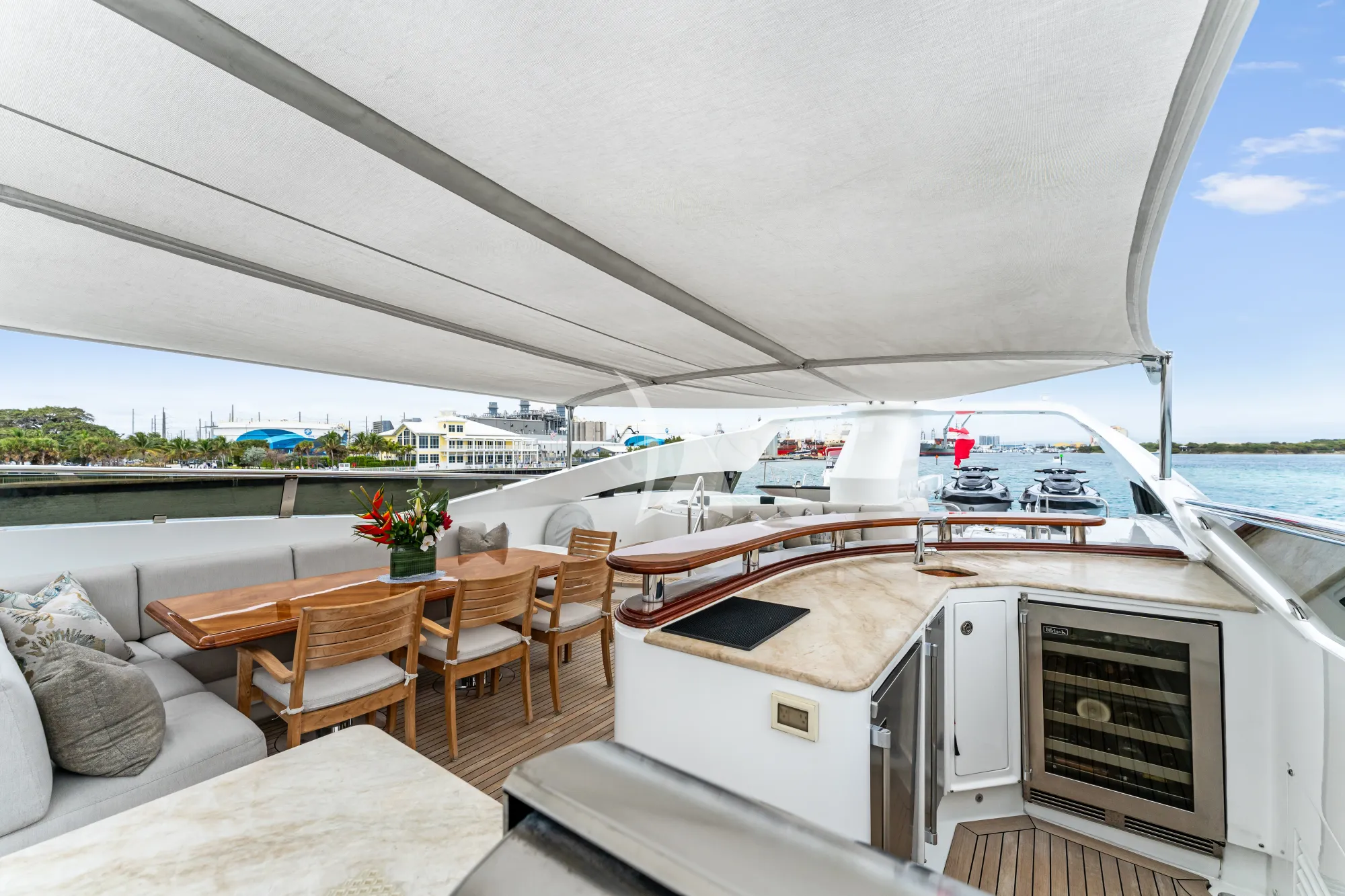 INVICTUS Palmer Johnson 123 - flybridge amenities