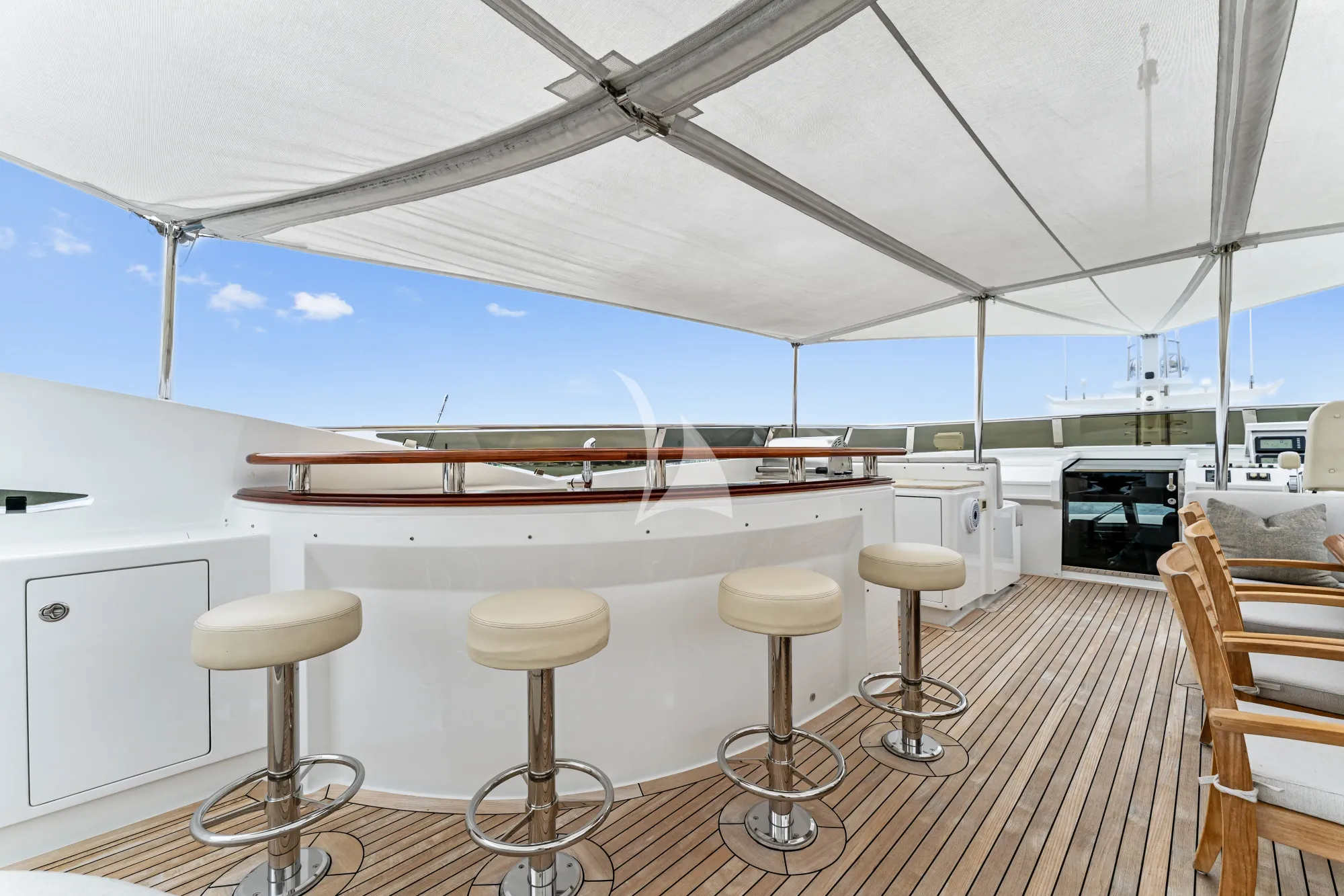 INVICTUS Palmer Johnson 123 - flybridge bar area