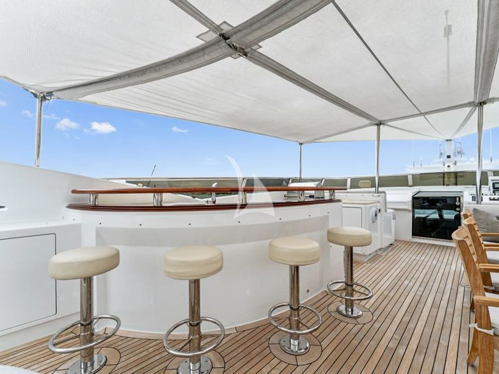 INVICTUS Palmer Johnson 123 - flybridge bar area INVICTUS Palmer Johnson 123 - flybridge bar area