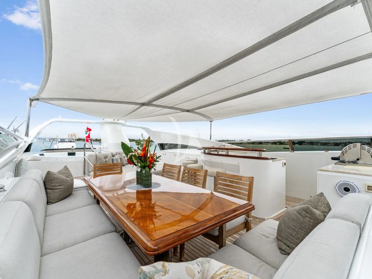 INVICTUS Palmer Johnson 123 - flybridge dining and bar area INVICTUS Palmer Johnson 123 - flybridge dining and bar area